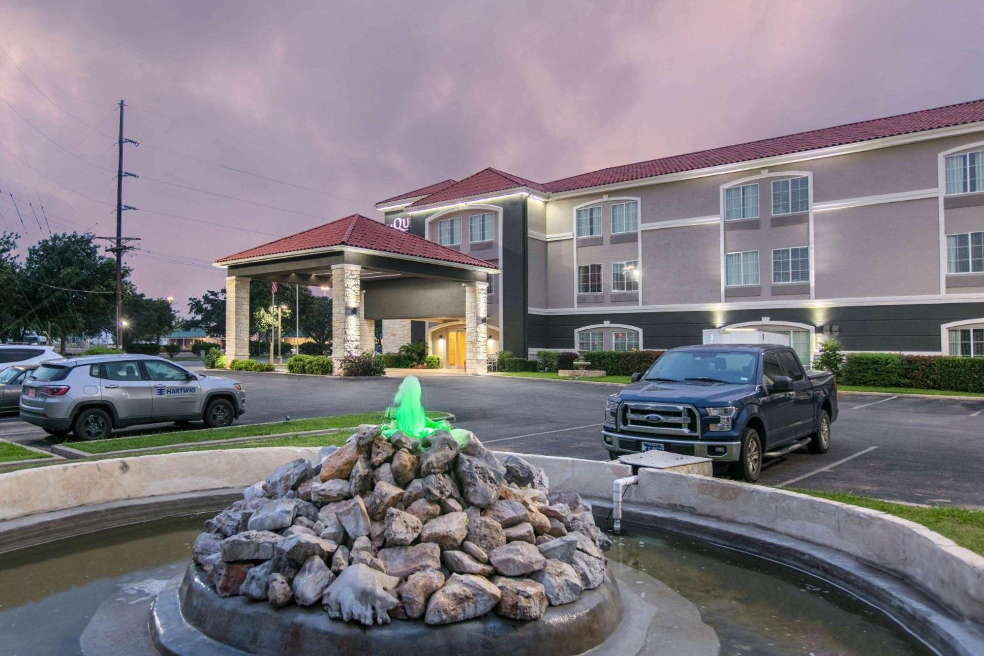 La Quinta By Wyndham Fredericksburg Hotel Ngoại thất bức ảnh