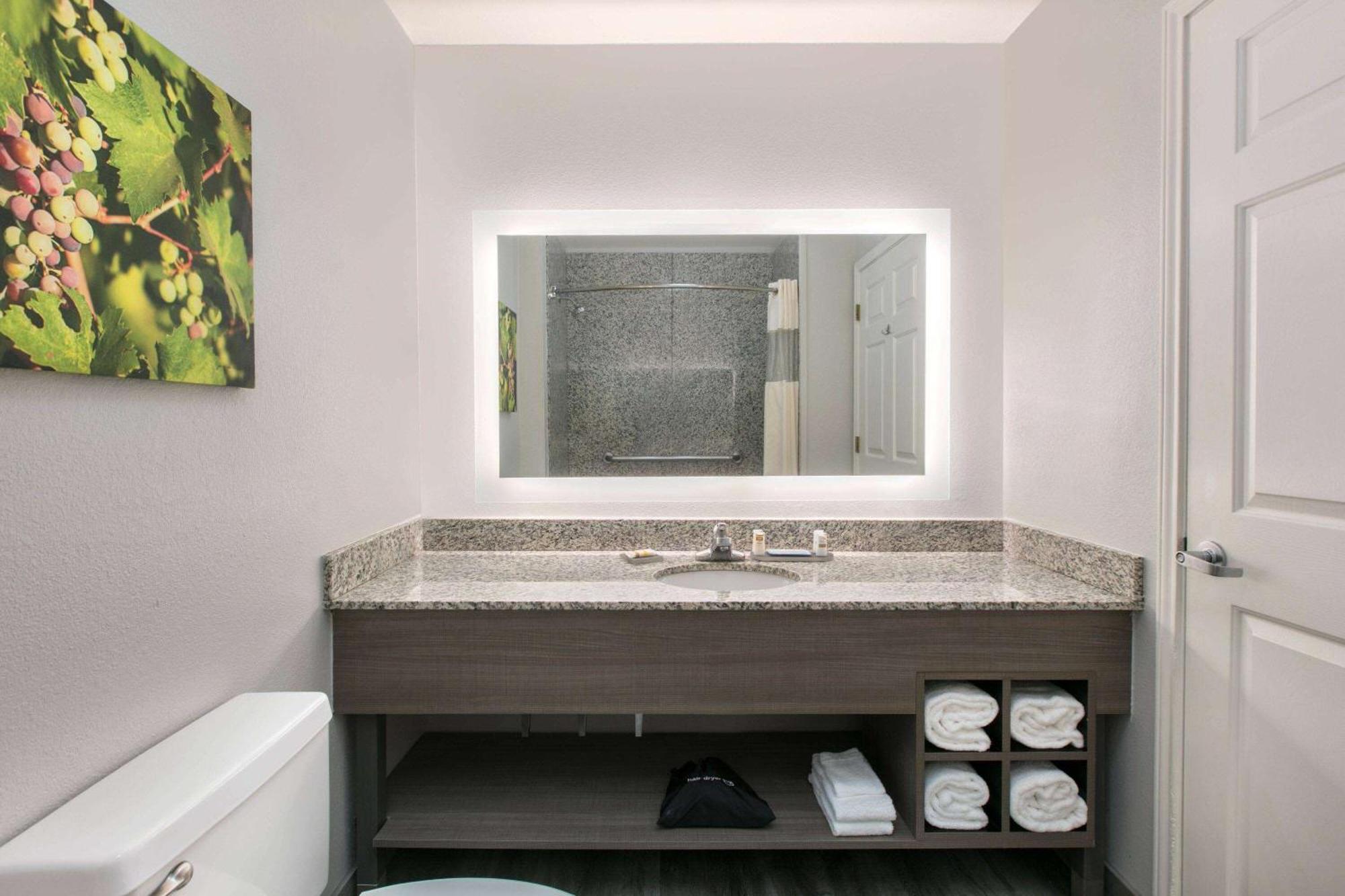 La Quinta By Wyndham Fredericksburg Hotel Ngoại thất bức ảnh